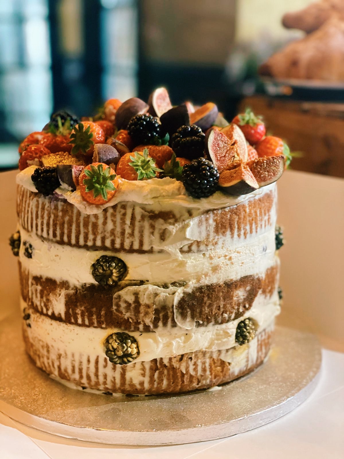 Berry cake with almond flakes